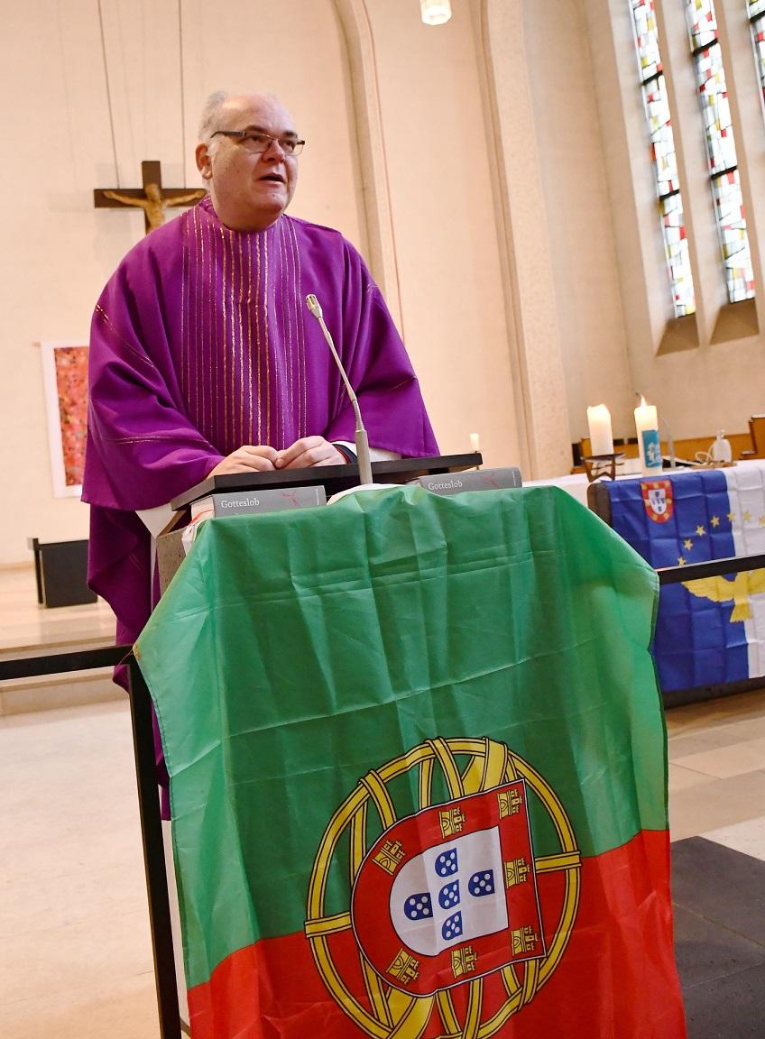 Pfarrer Erik Pühringer am Ambo mit Portugalflagge: „Der Auftrag Gottes geht an jeden von uns, aufzubrechen und ein Segen für die anderen zu werden!“ (c) Foto: Manfred Lang/pp/Agentur ProfiPress