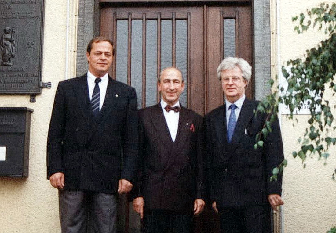 Stadtdirektor Bernhard Wachter (v.l.), Stadtverwaltungsdirektor und Kämmerer Hans Husch und Erster Beigeordneter Winfried Schoeller vor dem Eingang des alten Rathauses. (c) Foto: Archiv ProfiPress