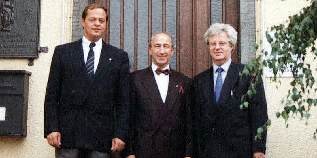 Stadtdirektor Bernhard Wachter (v.l.), Stadtverwaltungsdirektor und Kämmerer Hans Husch und Erster Beigeordneter Winfried Schoeller vor dem Eingang des alten Rathauses.