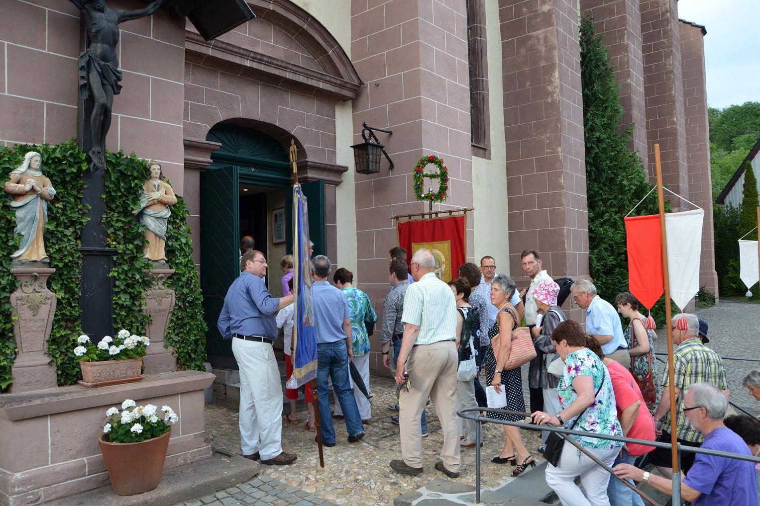 Unser Symbolbild zeigt Pilger bei ihrer Ankunft an der Heimbacher Pfarr- und Wallfahrtskirche.
