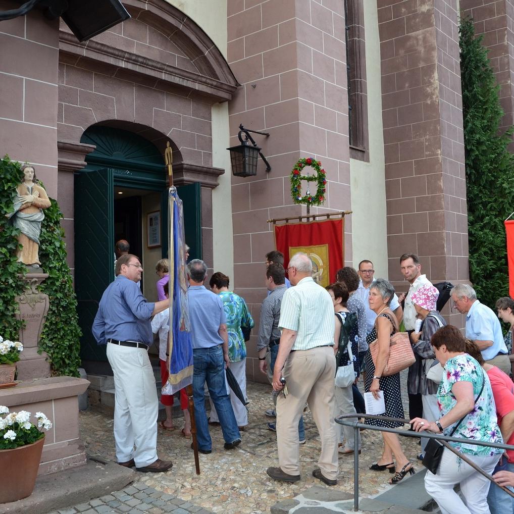 Unser Symbolbild zeigt Pilger bei ihrer Ankunft an der Heimbacher Pfarr- und Wallfahrtskirche.