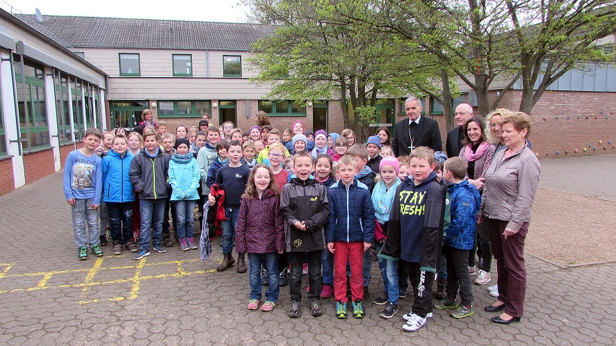 Weihbischof besucht die Lückerather Grundschule (c) Foto: Manfred Lang/pp/Agentur ProfiPress