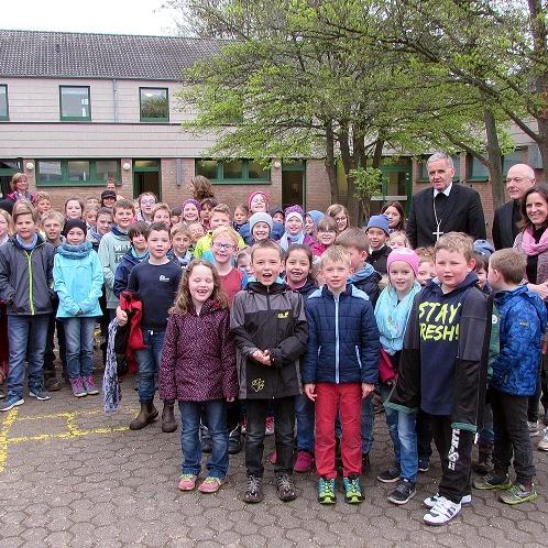 Weihbischof besucht die Lückerather Grundschule