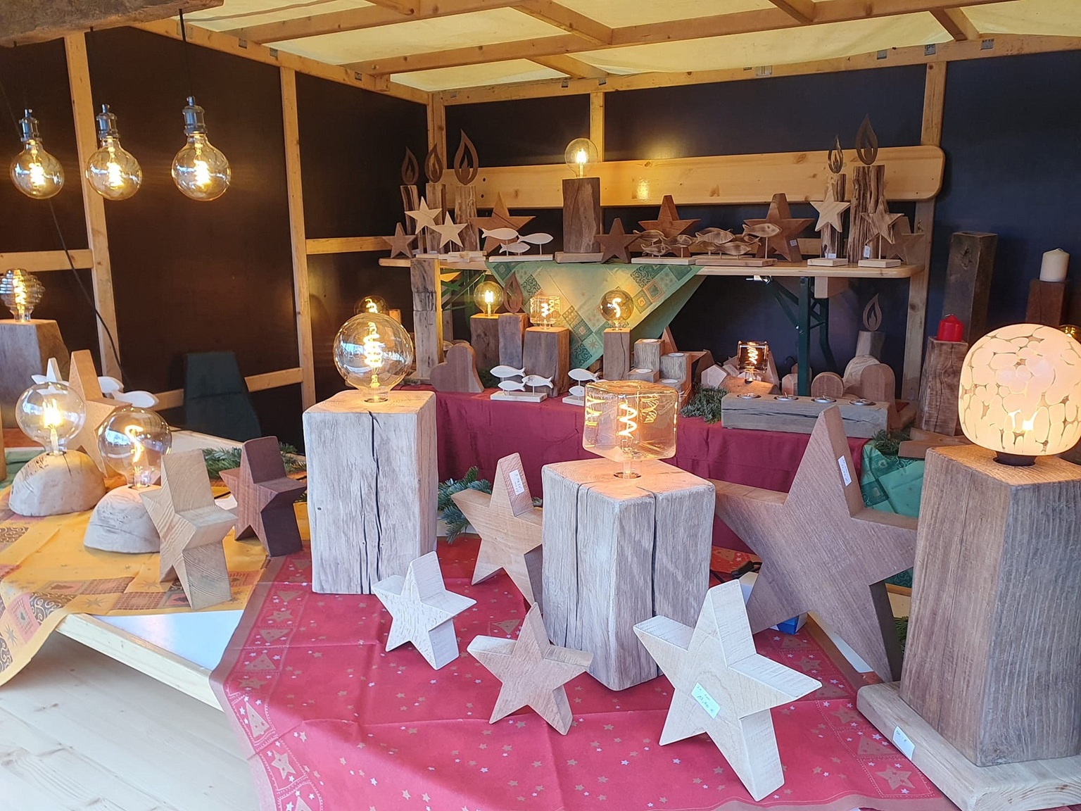 Holzsterne und originelle Lampen sowie allerhand andere Kunstgewerbeartikel gibt es bei den Kreativen aus Glehn und Umgebung käuflich zu erwerben. (c) Foto: Privat/pp/Agentur ProfiPress