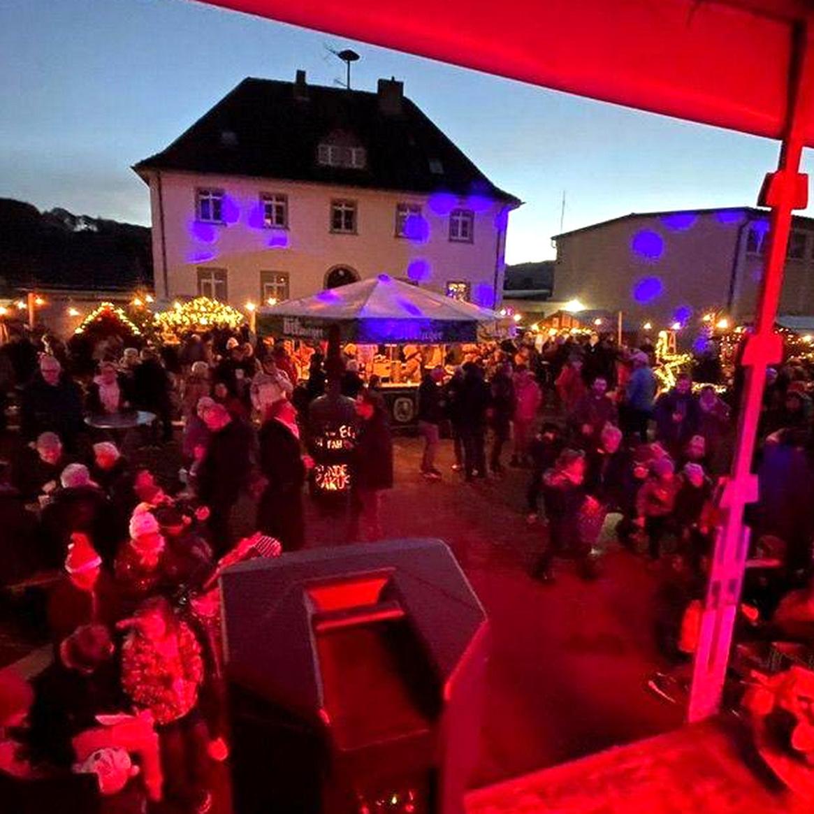Festliche Beleuchtung: Auf dem Parkplatz vor der Alten Schule soll am ersten Adventswochenende wieder (wie auf diesem Bild aus dem letzten Jahr) eine gemütliche Weihnachtsstimmung herrschen.