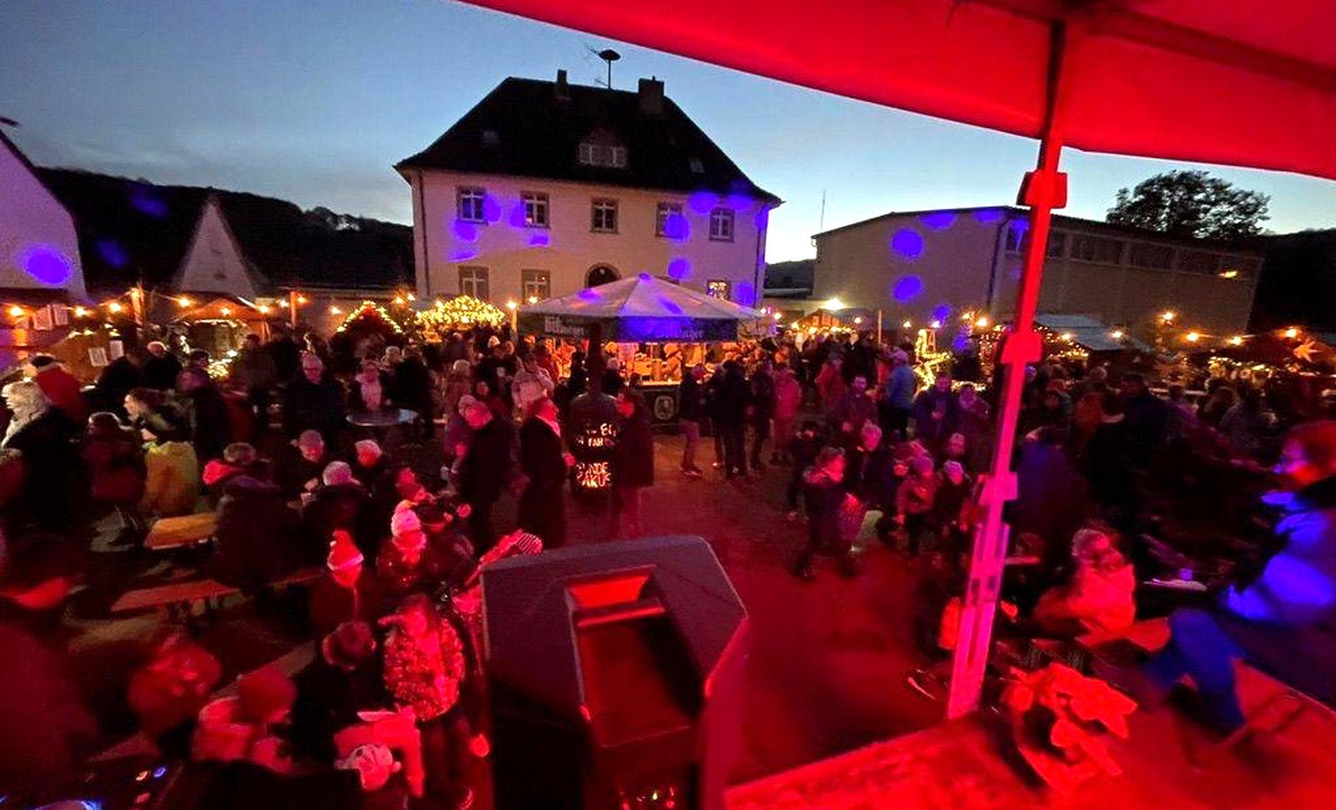 Festliche Beleuchtung: Auf dem Parkplatz vor der Alten Schule soll am ersten Adventswochenende wieder (wie auf diesem Bild aus dem letzten Jahr) eine gemütliche Weihnachtsstimmung herrschen.