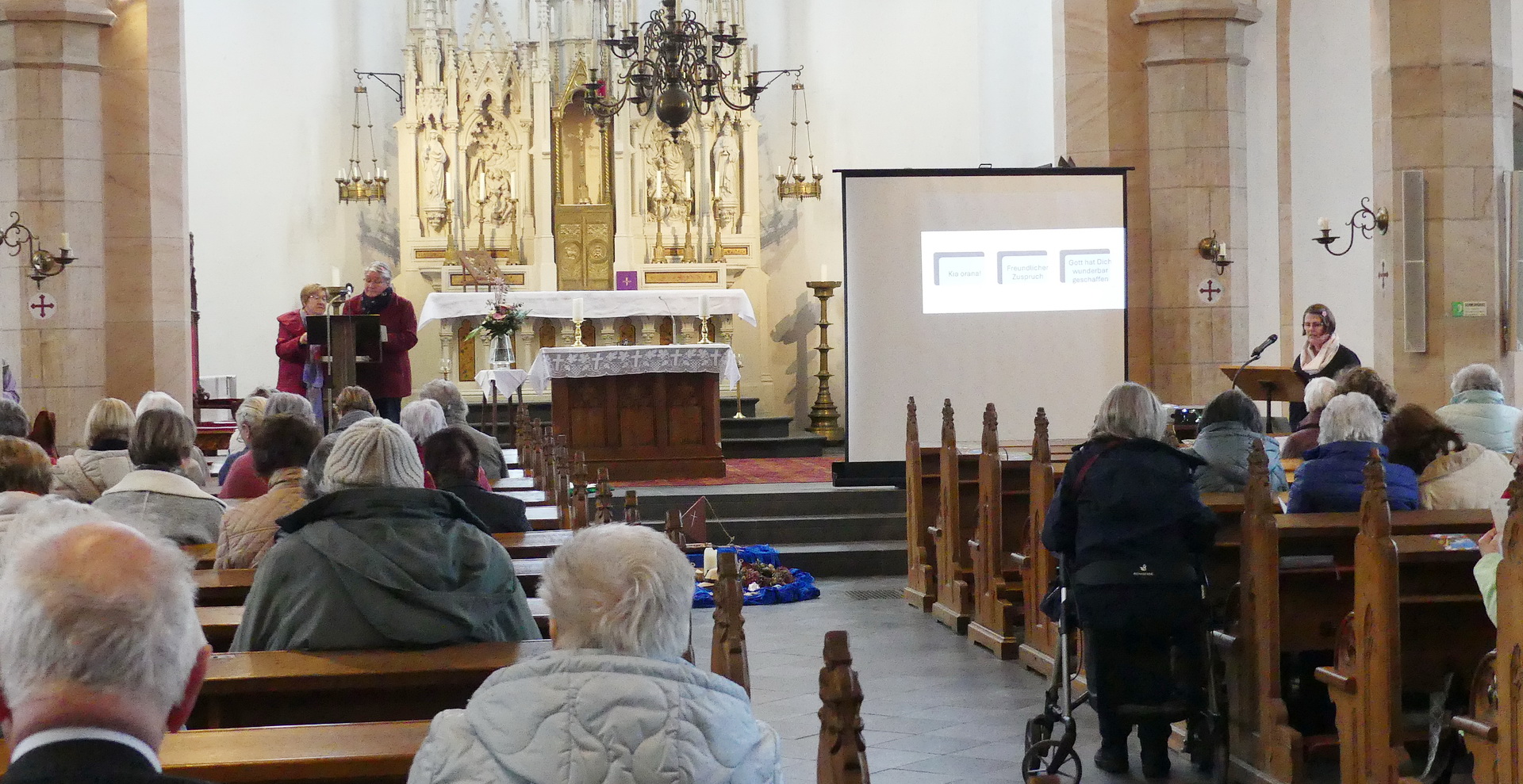 Rund 60 Christinnen beider großen Konfessionen und aus jeweils zwei Bistümern beziehungsweise Kirchenkreisen nahmen jetzt am Ökumenischen Weltgebetstag der Frauen in der Pfarrkirche „St. Severinus in Kommern teil. (c) Foto: Franz Richter/pp/Agentur ProfiPress