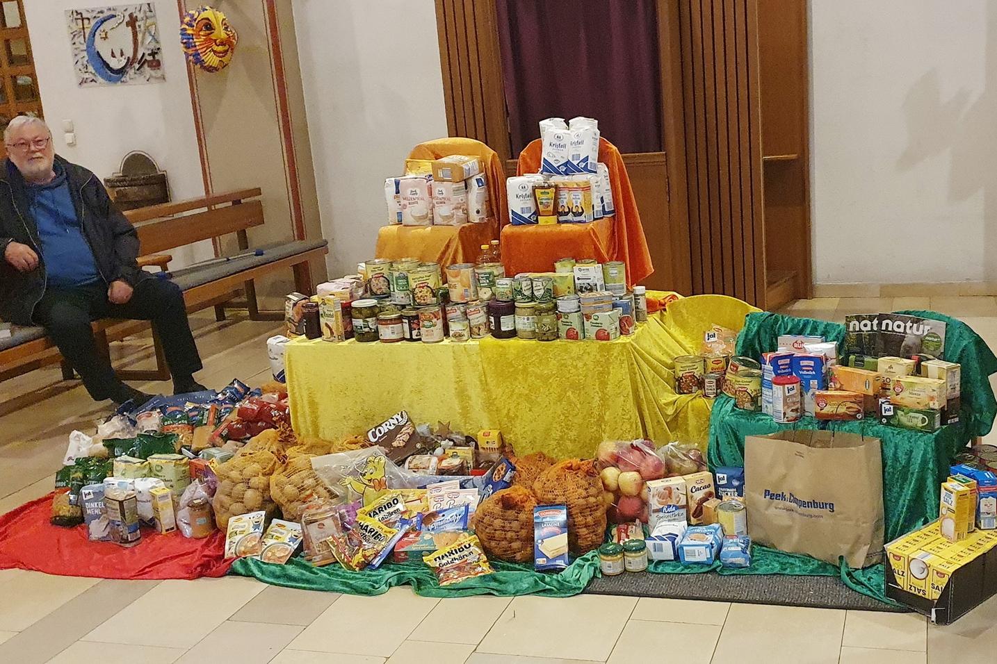 Diesen Gabentisch in der Pfarrkirche St. Johannes Baptist deckten die Gottesdienstbesucher, wie hier Werner Zeyen, mit haltbarem Lebensmittelspenden für die versorgungsbedürftigen Personen, die die Mechernicher Tafel betreut.