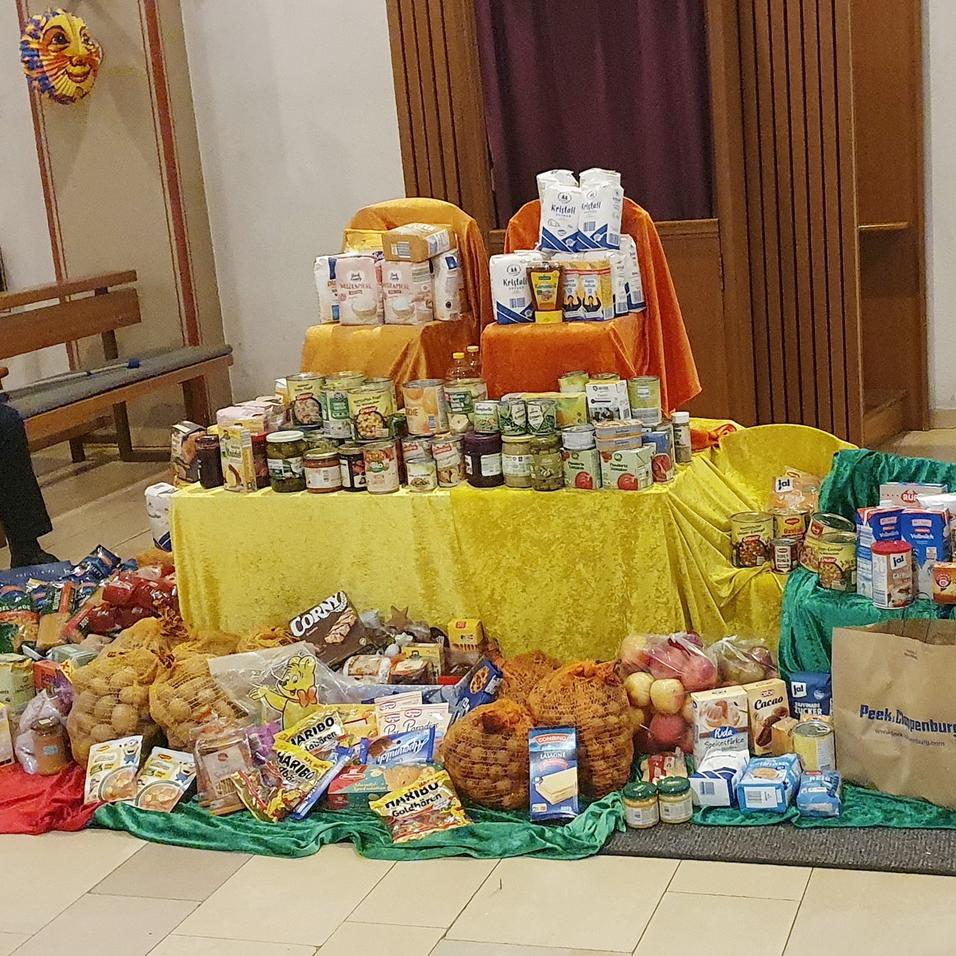 Diesen Gabentisch in der Pfarrkirche St. Johannes Baptist deckten die Gottesdienstbesucher, wie hier Werner Zeyen, mit haltbarem Lebensmittelspenden für die versorgungsbedürftigen Personen, die die Mechernicher Tafel betreut.