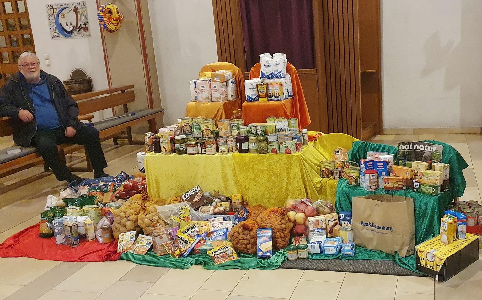 Diesen Gabentisch in der Pfarrkirche St. Johannes Baptist deckten die Gottesdienstbesucher, wie hier Werner Zeyen, mit haltbarem Lebensmittelspenden für die versorgungsbedürftigen Personen, die die Mechernicher Tafel betreut.