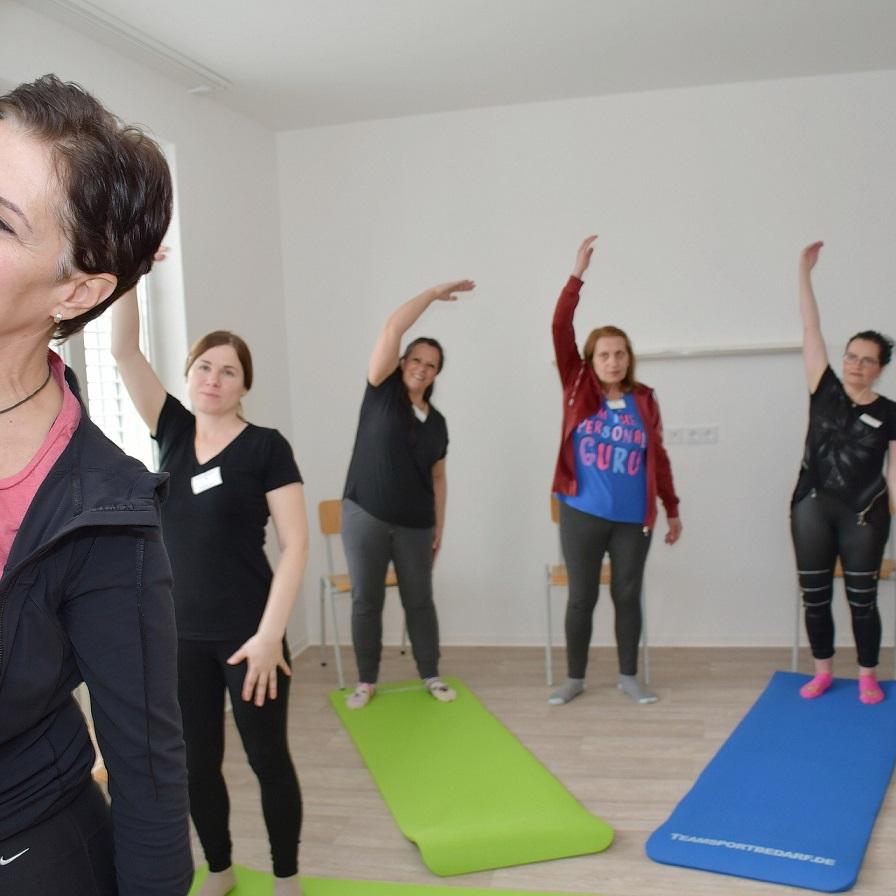 Wie man durch regelmäßiges Yoga ganz schön biegsam und beweglich wird, lehrte die Sportwissenschaftlerin und zertifizierte Präventionstrainerin Cristina Poli die Sozialwerksmitarbeiter/innen der Communio in Christo in mehrerer Stundenkursen.