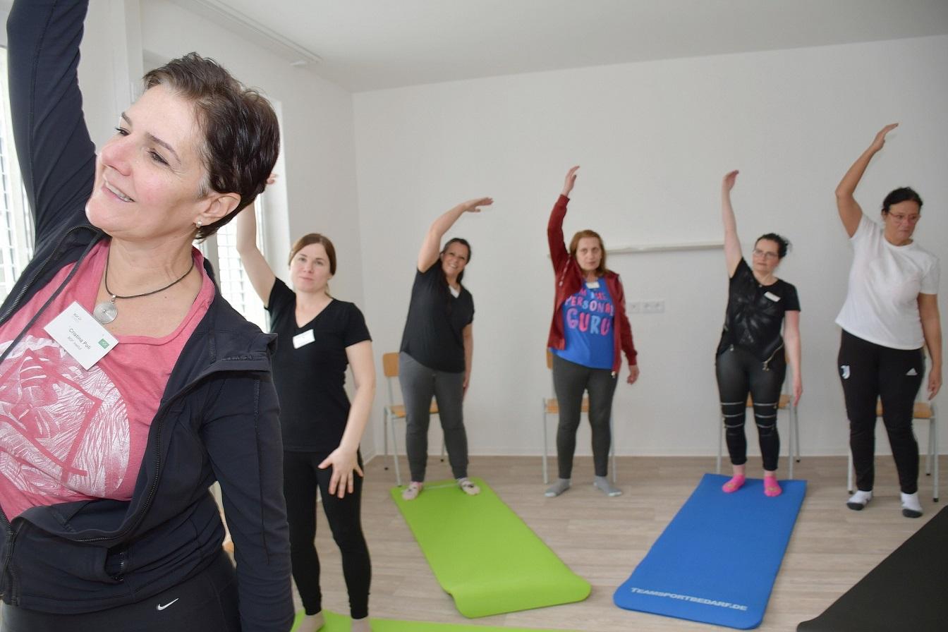 Wie man durch regelmäßiges Yoga ganz schön biegsam und beweglich wird, lehrte die Sportwissenschaftlerin und zertifizierte Präventionstrainerin Cristina Poli die Sozialwerksmitarbeiter/innen der Communio in Christo in mehrerer Stundenkursen.