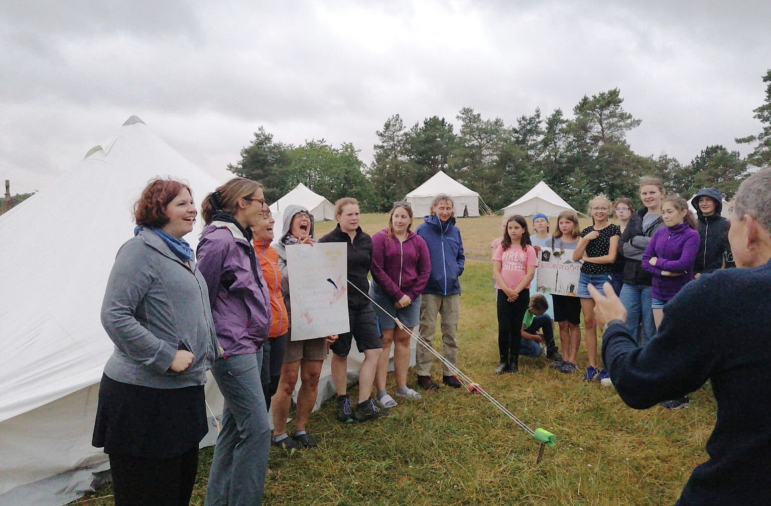 Die Gruppen gaben sich und ihren Zelten Namen, die dem Lagermotto „Räuber“ entsprachen. Bei einem gemeinsamen Rundgang durchs Camp stellten sich die Gruppen gegenseitig vor. (c) Foto: Manfred Lang/pp/Agentur ProfiPress