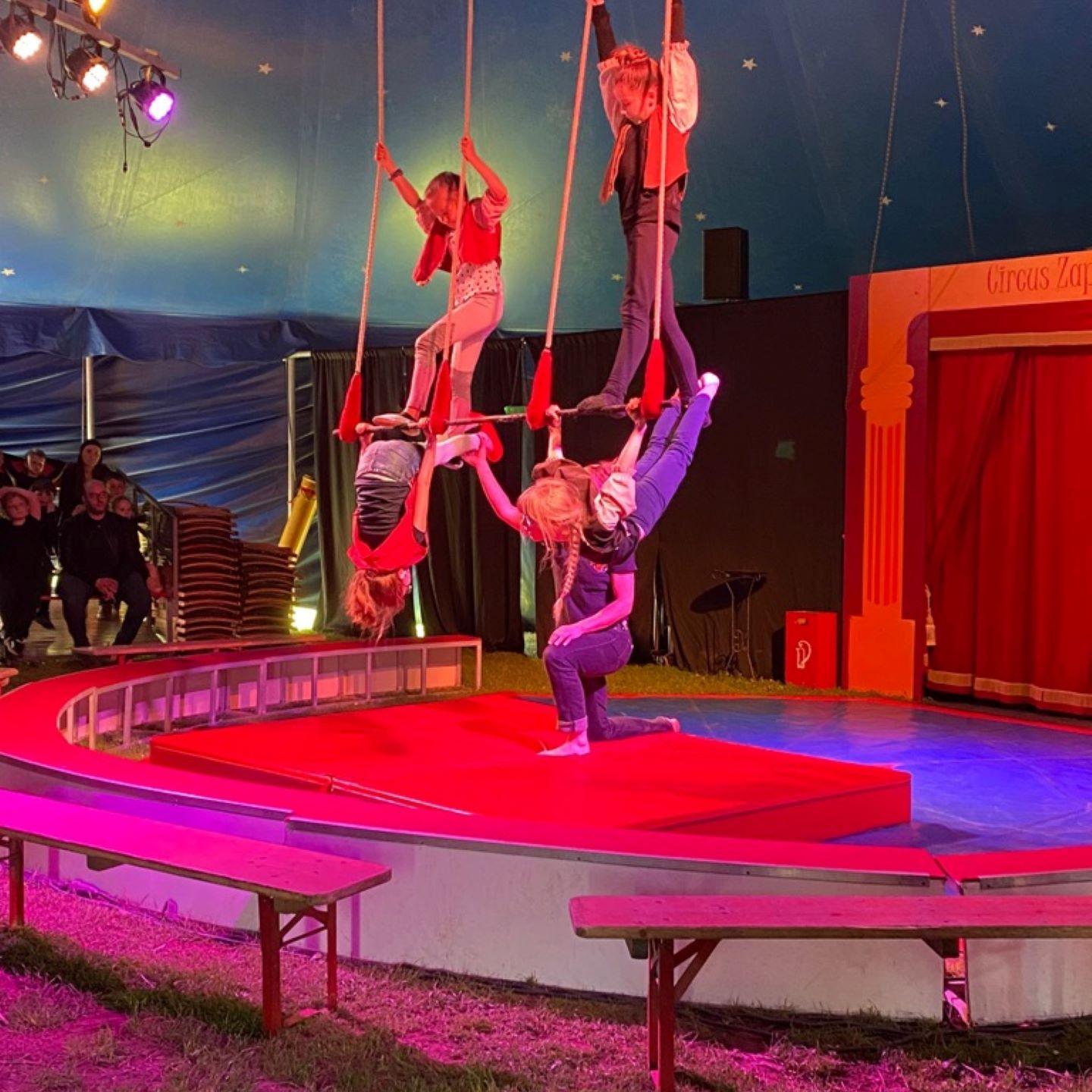 Hereinspaziert in die Manege! Für die vier Galavorstellungen im Zelt auf dem Schulhof der KGS gibt es noch Tickets, die telefonisch vorbestellt werden können.