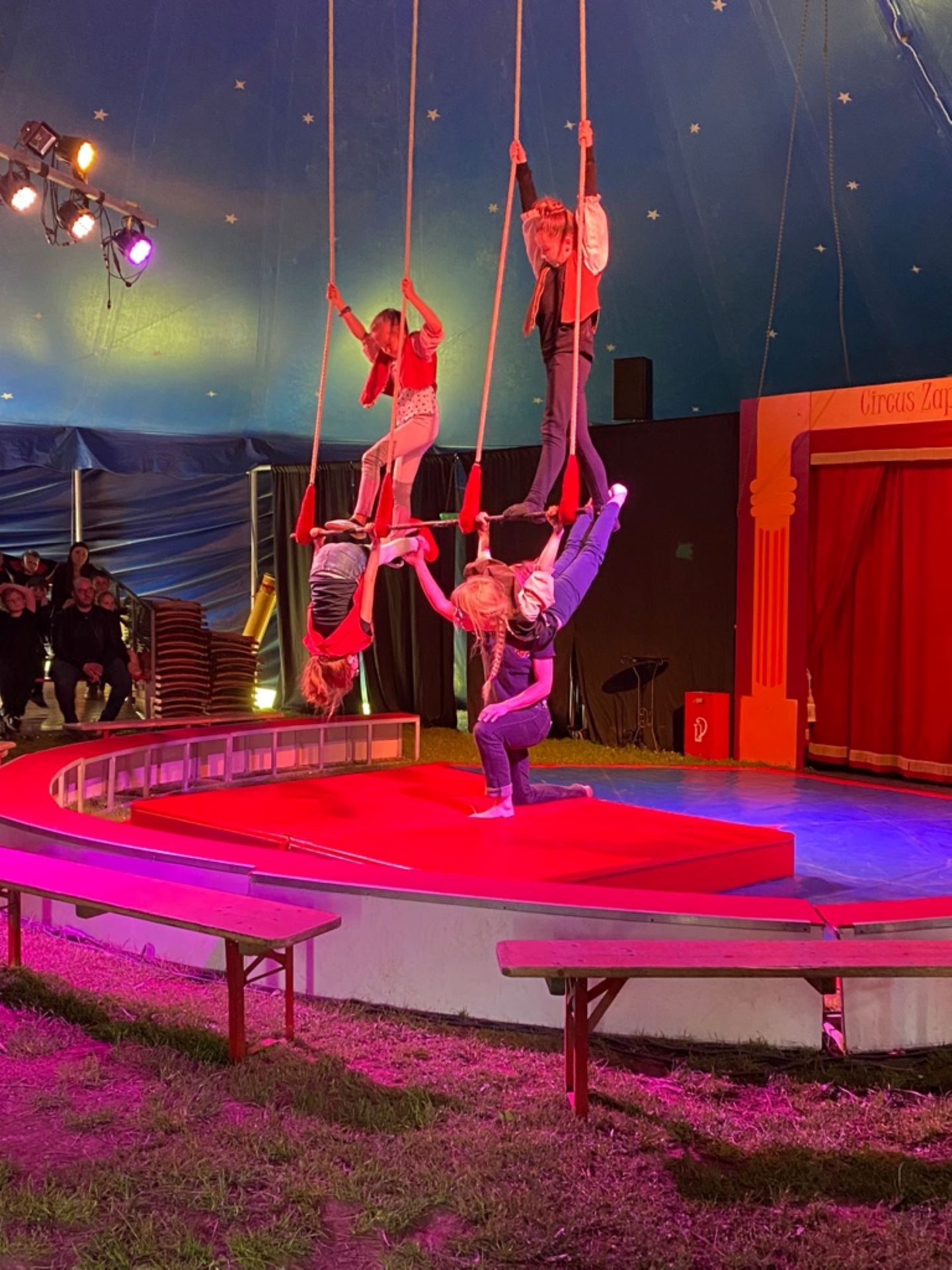 Hereinspaziert in die Manege! Für die vier Galavorstellungen im Zelt auf dem Schulhof der KGS gibt es noch Tickets, die telefonisch vorbestellt werden können. (c) Foto: Ronald Larmann/pp/Agentur ProfiPress