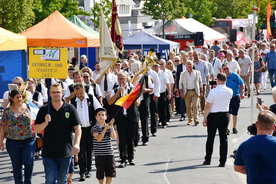 Zug zum Rathaus