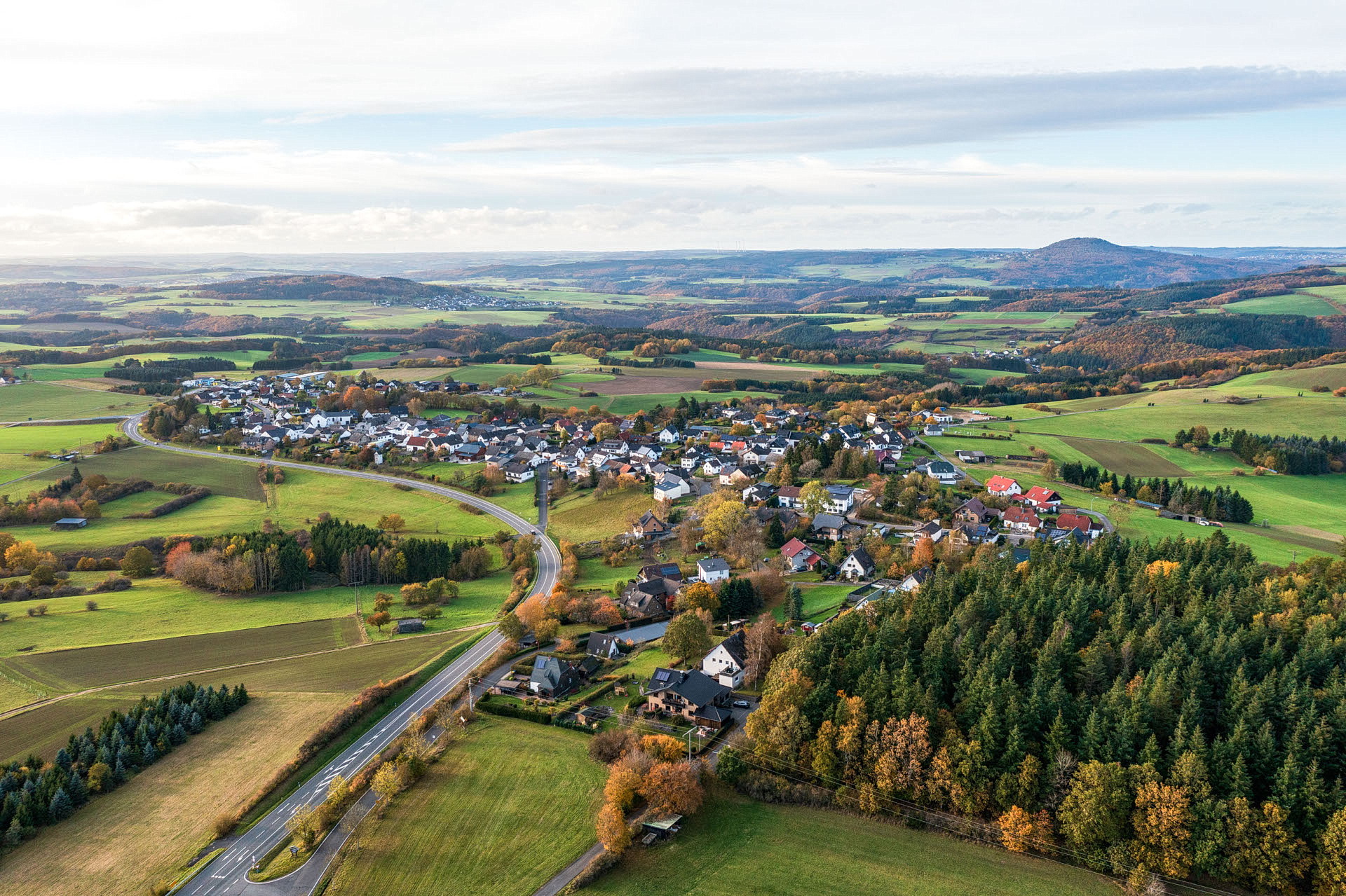 Ziel der zweitägigen Nöthener Fußwallfahrt ist der Eifelort Barweiler mit der Wallfahrtskirche St. Gertrud. Seit dem überlieferten Lilienwunder von 1726 pilgern Gläubige zur „Muttergottes mit der Lilie“, die seit 1994 auch als „Königin des Friedens“ angerufen wird. (c) Luftbild: W. Klein/ Gemeinde Adenau/pp/Agentur ProfiPress