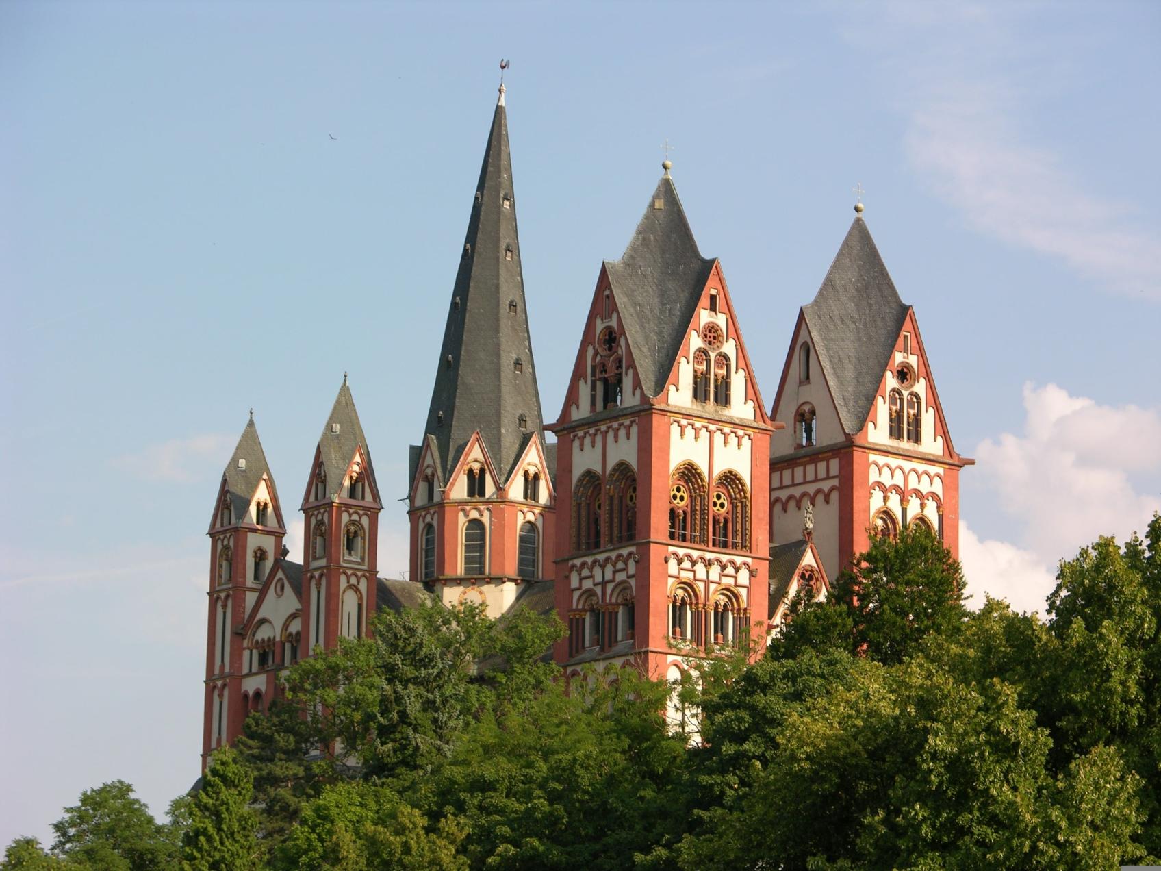 Die nächste DRK-Tagesfahrt führt am 20. August ins malerische Lahntal mit Bad Ems und Limburg. Hier: der weithin sichtbare Limburger Dom mit seinen sieben Türmen. (c) Symbolbild: Eve/pixabay/pp/Agentur ProfiPress