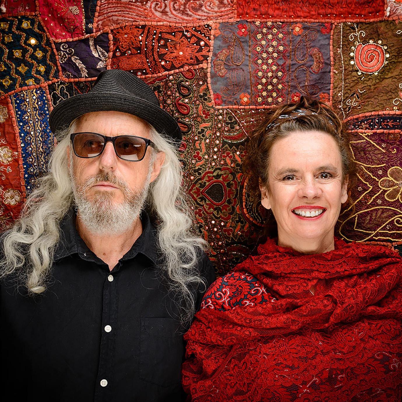 Zu Gast beim „Hofkonzert im Licht“ am 13. September in Voißel: „die unvergleichliche Nessi Tausendschön“ und der virtuose Multi-Instrumentalist William Mackenzie.