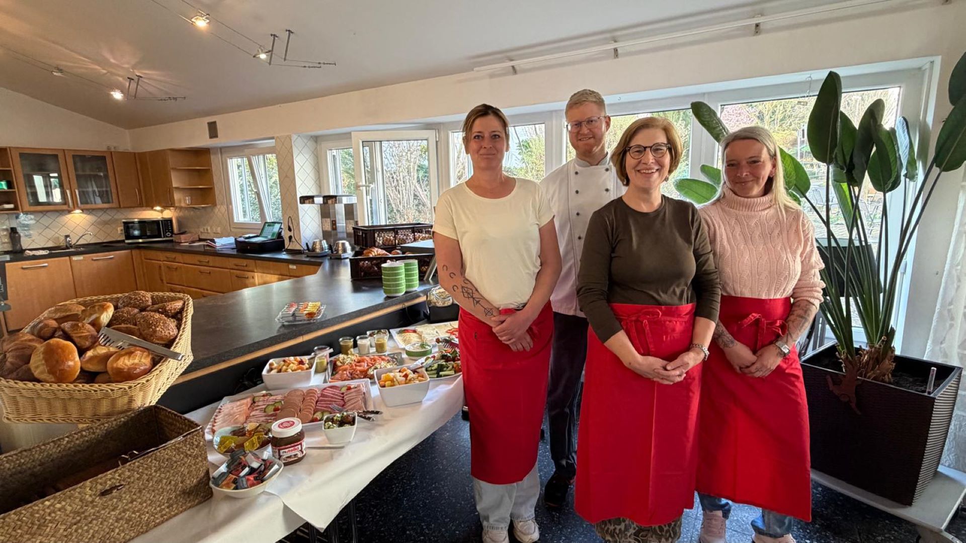 Die Mitarbeiterinnen und Mitarbeiter in roten Schürzen kümmerten sich um den Service bis an den Tisch. (c) Foto: Thorsten Harth/pp/Agentur ProfiPress