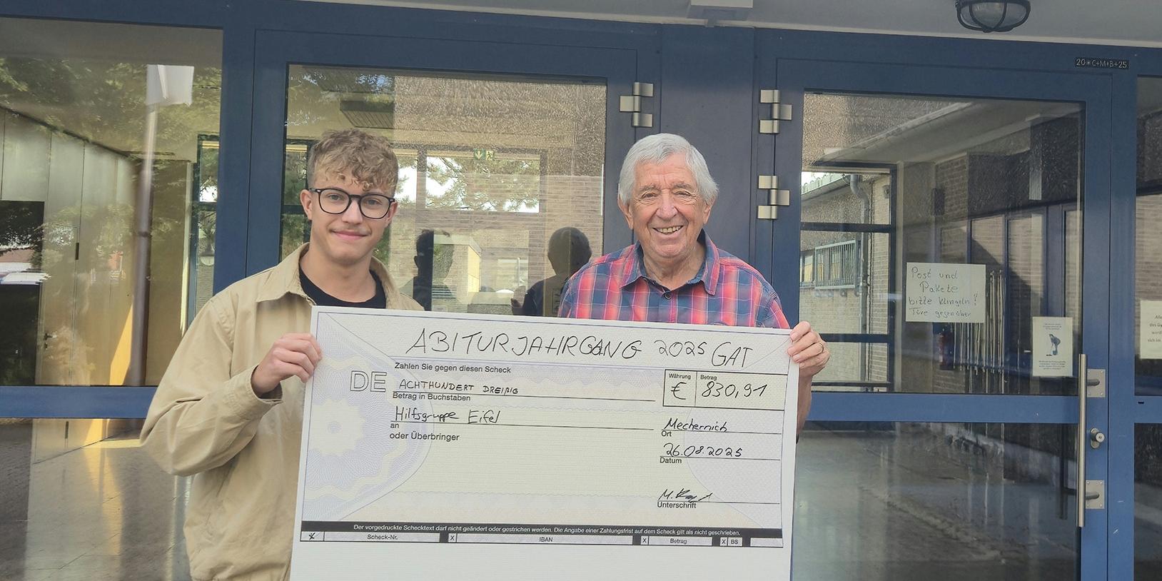 Den Spendenscheck des diesjährigen GAT-Abi-Jahrgangs über 830,91 Euro übergab Moritz Kaltwasser an Hilfsgruppen-Chef Willi Greuel.