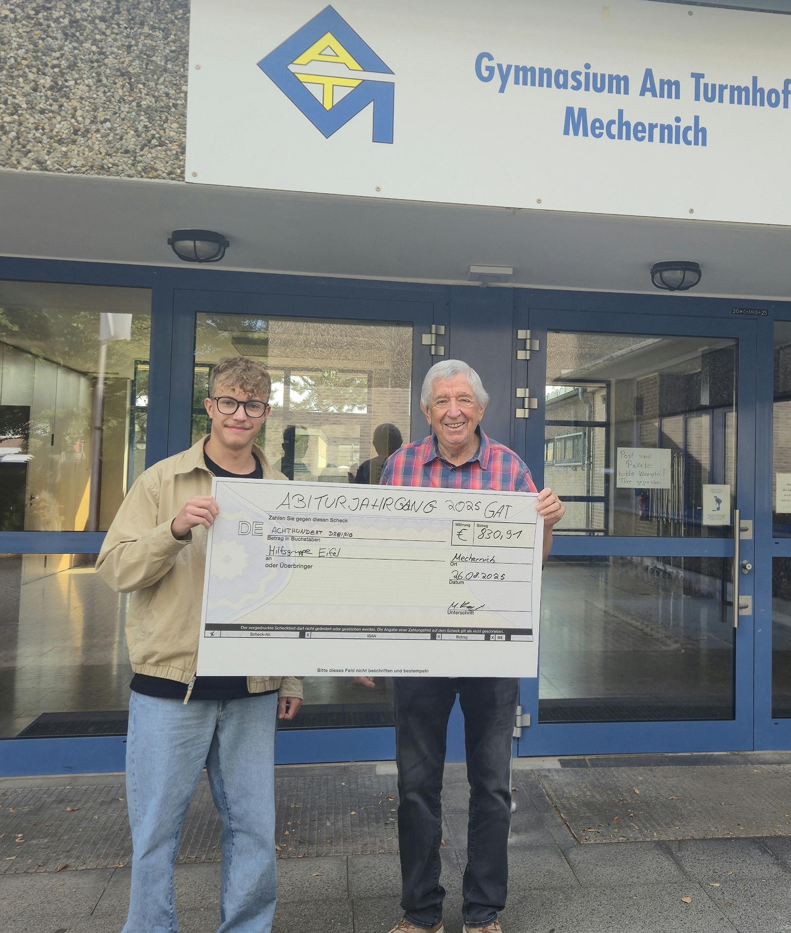 Den Spendenscheck des diesjährigen GAT-Abi-Jahrgangs über 830,91 Euro übergab Moritz Kaltwasser an Hilfsgruppen-Chef Willi Greuel.