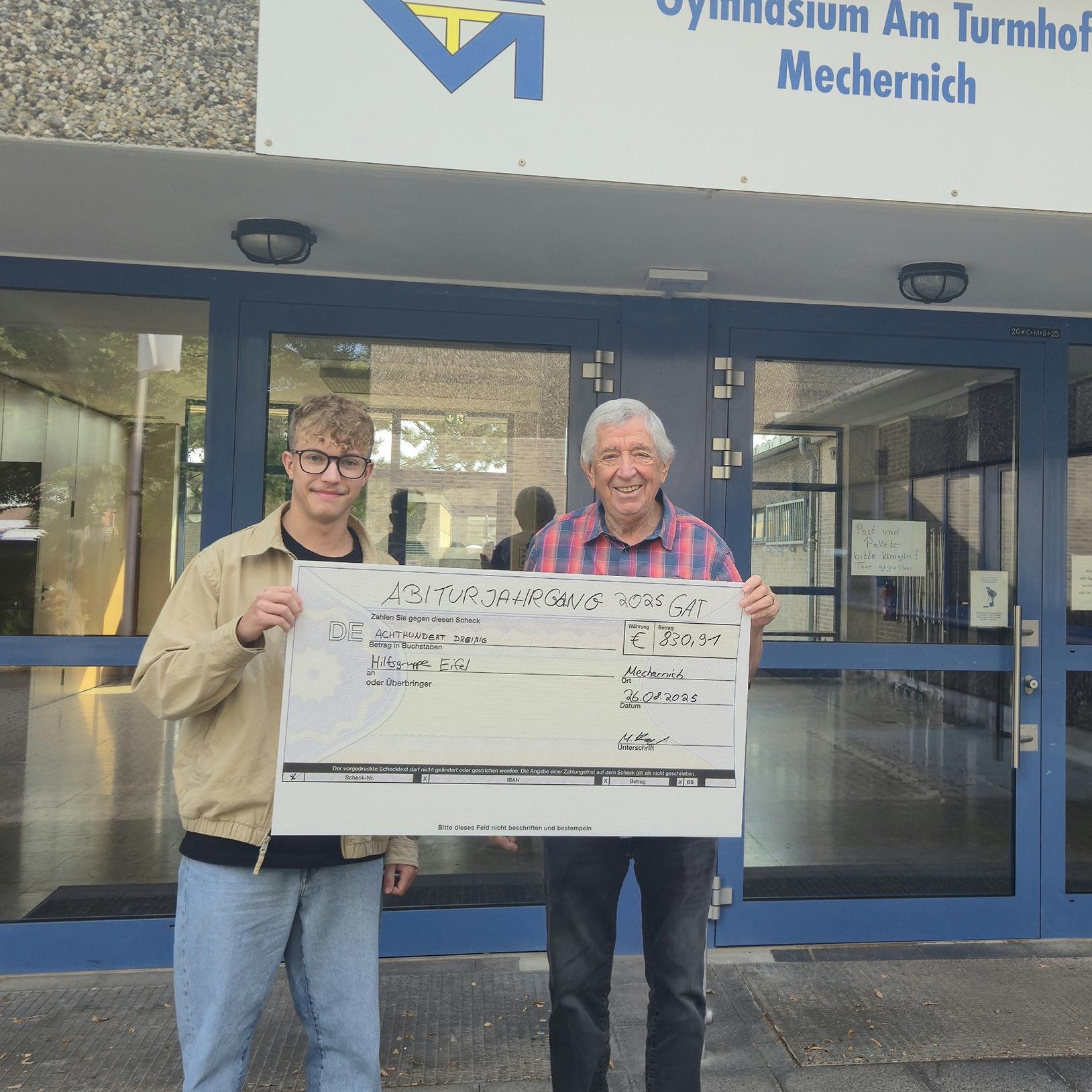 Den Spendenscheck des diesjährigen GAT-Abi-Jahrgangs über 830,91 Euro übergab Moritz Kaltwasser an Hilfsgruppen-Chef Willi Greuel.