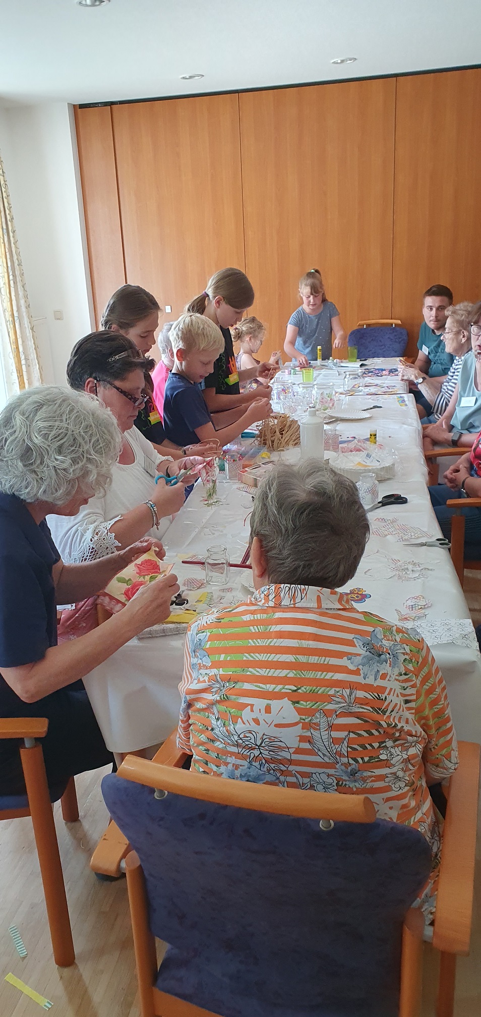 Viele Senioren, Kinder und Mitarbeiter halfen beim Basteln. (c) Claudia Simon